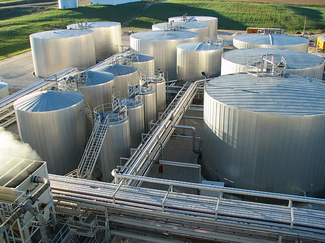 Understanding Tank Farm Storage in Global Oil Markets